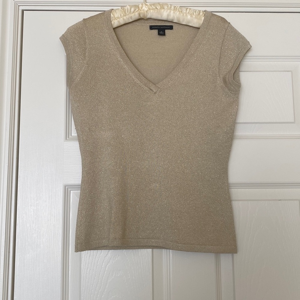 Women’s gold glitter V neck top. Cap sleeves. Size Medium.